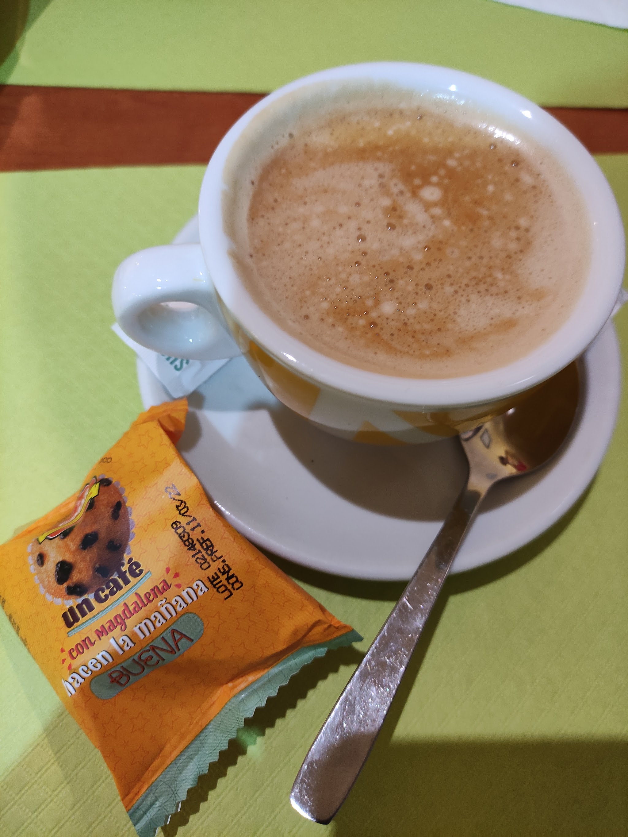 Cafè amb llet servit a taula