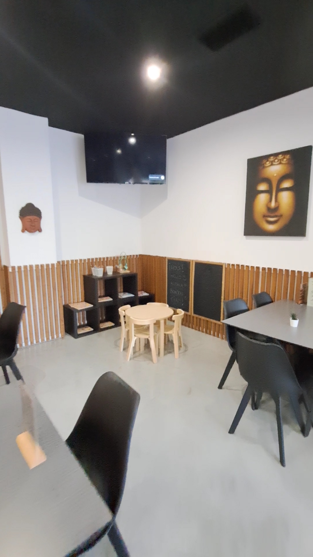Interior del bar amb taules i cadires